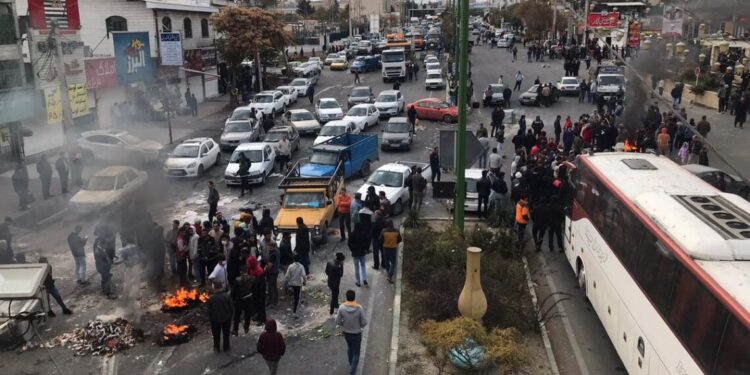 ایراني پولیسو ګڼ شمېر لاریون کوونکي نیولي دي
