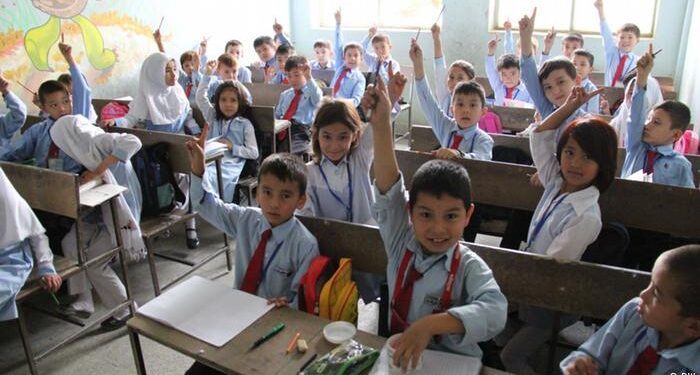 شهیدخیل: د ټولنې د پرمختګ لپاره زده کړو ته لاسرسی اړین دی