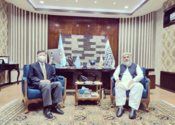 په کابل کې د چين لوی سفير وانګ يو د افغانستان د صنعت او سوداګرۍ له سرپرست وزير نورالدین عزیزي سره وکتل