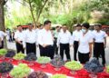 شي جين پينګ په شينجيانګ کې د انګورو توليدي چارو ته پاملرنه کوي