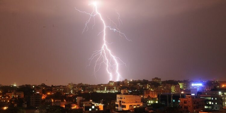 هند کې تالندې او برېښنا د۲۰ کسانو ژوند واخیست