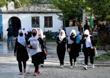 حامد کرزی: یوازې تعلیم او زده کړې مو د نورو له احتیاج خلاصوي
