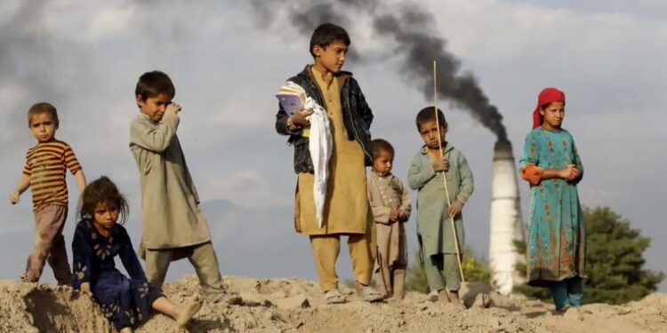 اقتصاد؛ زرګونه ماشومان شاقه کارونو ته اړ شوي دي