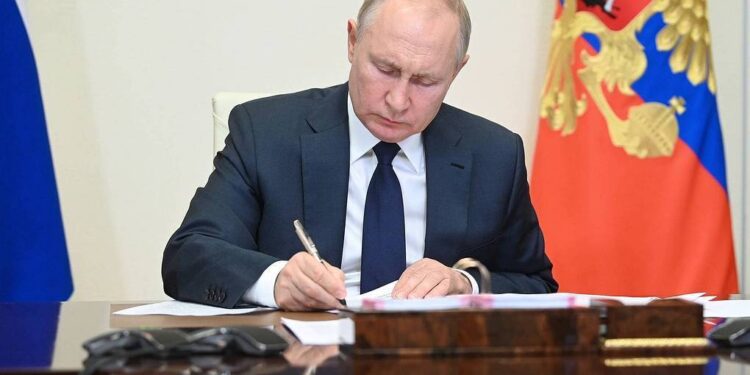 پوتین د خپلو ځواکونو زیاتولو فرمان لاسلیک کړ