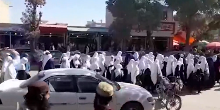 د پکتیا نجونو د ښوونځيو د بیا تړل کېدو پرخلاف لاریون کړی