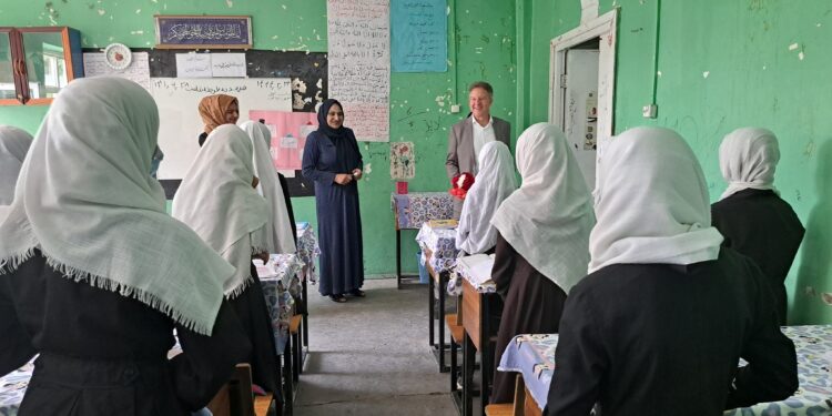 پوتزل: راتلونکي کال کې به د نجونو ښوونځي تړلي پاتې نه شي