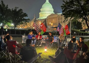 یو شمېر افغانانو کډوالو د کانګرېس مخې ته پرلت وهلی