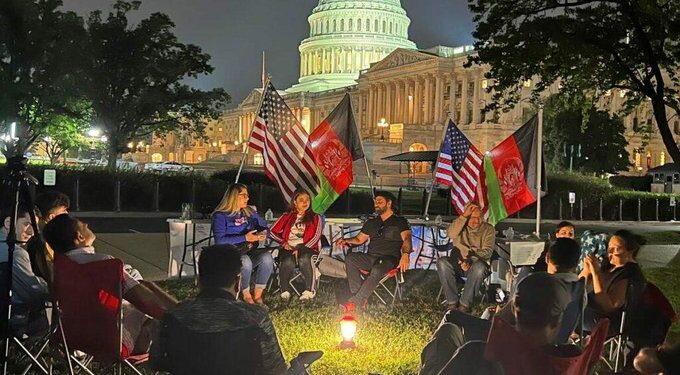 یو شمېر افغانانو کډوالو د کانګرېس مخې ته پرلت وهلی