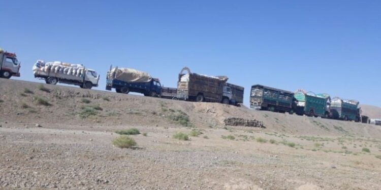 پاکستان افغانستان ته د غنمو او اوړو پر لېږد بشپړ بندیز لګولی دی