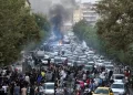 ایران کې د پولیسو او لاریون کوونکو تر منځ نښتې شوي دي
