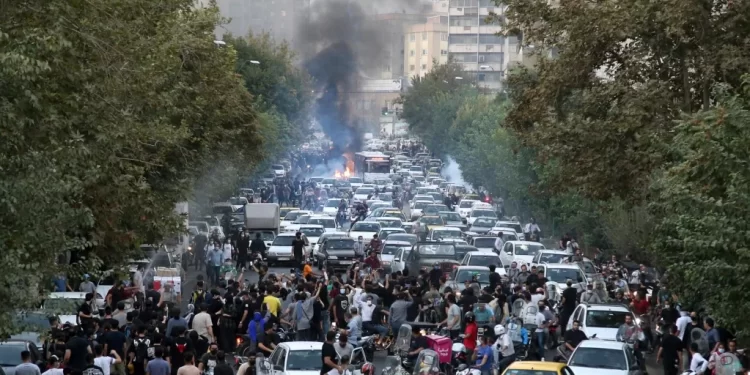 ایران کې د پولیسو او لاریون کوونکو تر منځ نښتې شوي دي