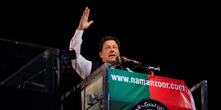 عمران خان اسلام آباد کې د حکومت ضد ستر لاریون کوي