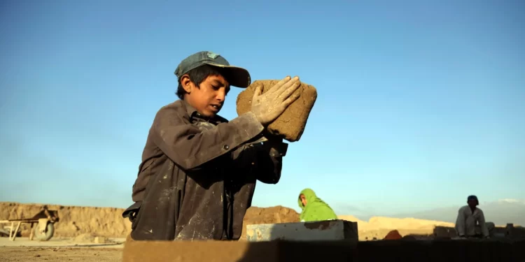 سيف ده چلډرن: د افغانستان د کړکېچ دروند بار تنکي ماشومان پر اوږو ګرځوي