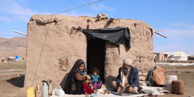 افغانستان کې د سړي سر عواید را کم شوي