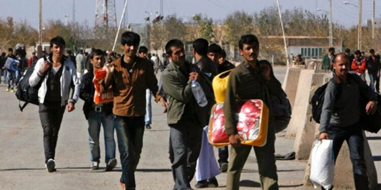 افغان حکومت: ایران د افغان کډوالو را ایستلو لړۍچټکه کړې ده