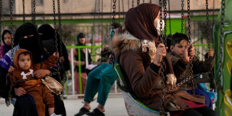 رینا امیري: پر افغان ښځو محدودیتونه به د فقر او بې ثباتۍ لامل شي