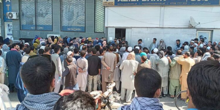شنونکي: بانکي بندیزونو افغانان له اقتصادي ستونزو سره مخ کړي