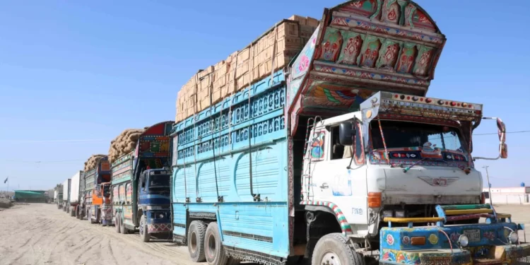 سوداګر: د سپين بولدک لارې بندېدو له امله سلګونه موټر بار ولاړ دي