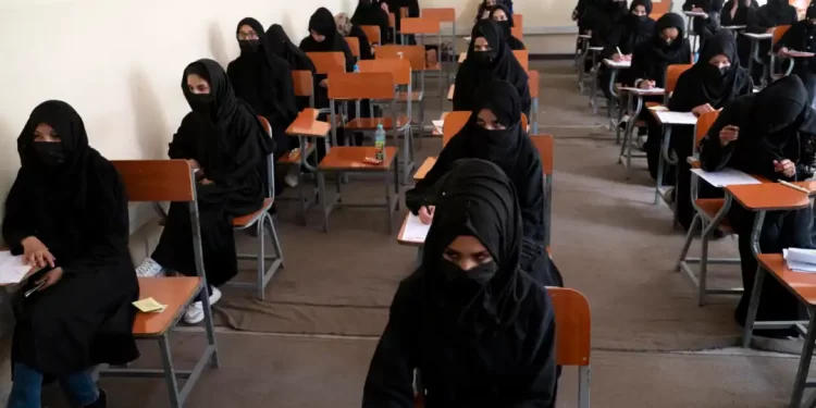 نړیوالې ټولنې پوهنتونونو کې د نجونو د زده کړو د ځنډولو پرېکړه غندلې ده