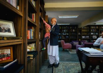 کرزی: سرپرست حکومت دې په خپلو وروستیو پرېکړو له سره غور وکړي