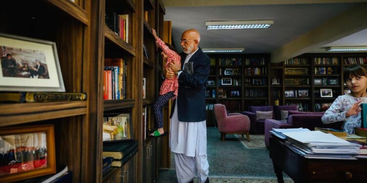 کرزی: سرپرست حکومت دې په خپلو وروستیو پرېکړو له سره غور وکړي