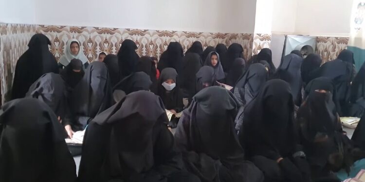 د جوماتونو په مدرسو کې د بالغو نجونو پر زده کړو بندیز ولګېد
