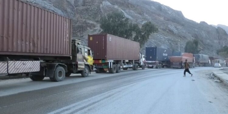 افغان پلاوي له پاکستاني لوري سره د سوداګرو پر ستونزو خبرې کړي