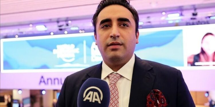 زرداري: افغانستان کې پوځي عملیاتو ته لیوالتیا نه لرو