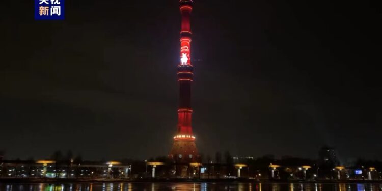 په مسکو کې د اوستانکينو پر ټليويزيوني څلي د چین ميډيا ګروپ د پسرلني جشن د هنري نندارې نښه انځور شوې