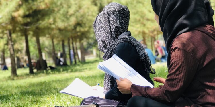 د پوهنتون استادان: هېواد کې تېرې علمي لاسته راوړنې په اوبو لاهو کيږي