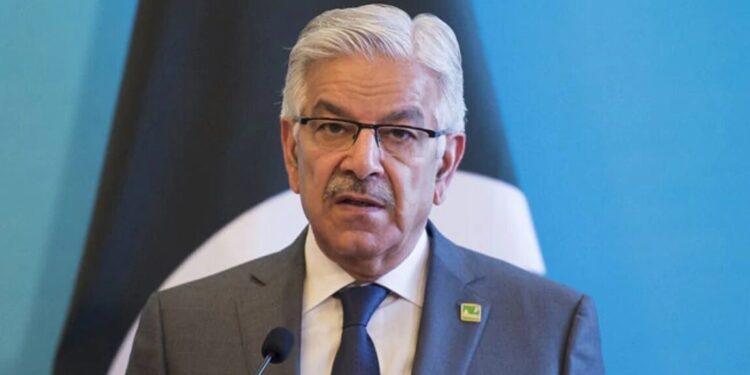 د پاکستان دفاع وزیر: د افغانستان خاوره د پاکستان پر ضد کارول کېږي
