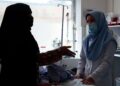 بېپولې ډاکتران: د ښځینه افغان روغتیاپالانو راتلونکې له خطر سره مخ شوې