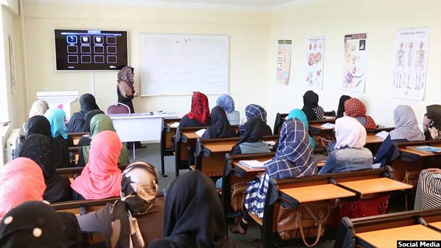 خصوصي پوهنتونونه: د ښځینه محصلینو د بندیز لرې کولو نېټه دې مشخصه شي