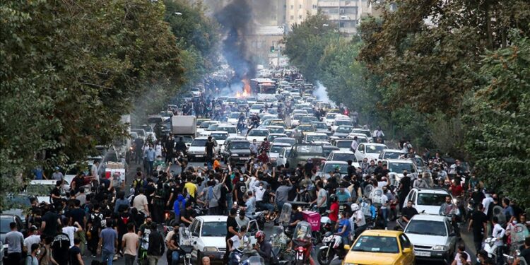 اروپايي ټولنې پر ایران نور بندیزونه ولګول
