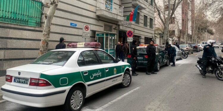 اذربایجان له ایران څخه د خپل سفارت کارکوونکي وباسي