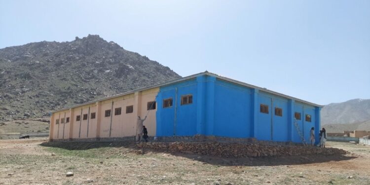 لوګر کې وېجاړ شوي ښوونځي بیا رغول کېږي