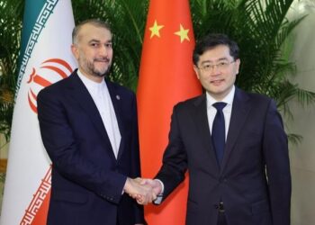 چين ګانګ له خپل ايراني سيال سره وکتل
