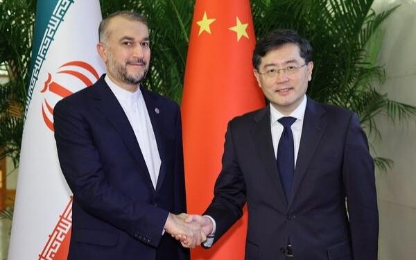 چين ګانګ له خپل ايراني سيال سره وکتل