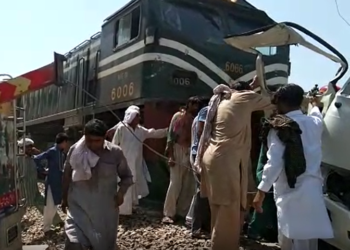 د پاکستان په يوه اورګاډي کې چاودنې ۲ کسان وژلي