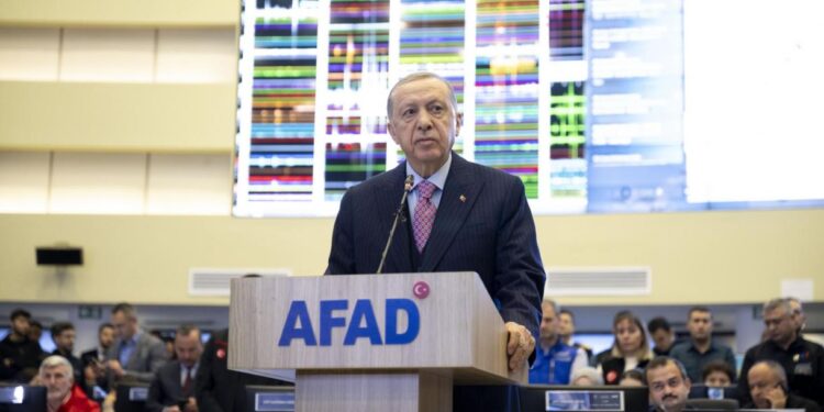 اردوغان: ترکیه کې د زلزلې له امله د مړو شمېر ۹۱۲ ته لوړ شو