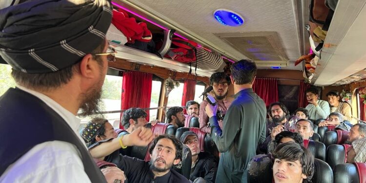 ۱۲۰ تنه افغان بندیان د پاکستان له یوه زندانه خوشې شول