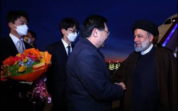 د ایران ولسمشر او د بهرنیو چارو وزیر یې چین ته تللي