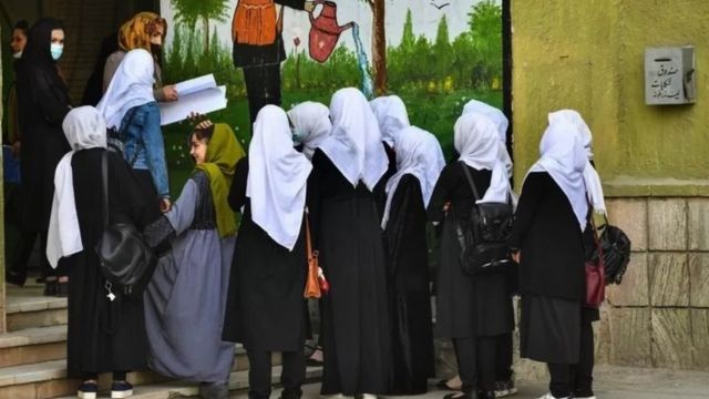 د برېټانیا پارلمان: افغان نجونو ته دې د زده کړو حق ورکړل شي