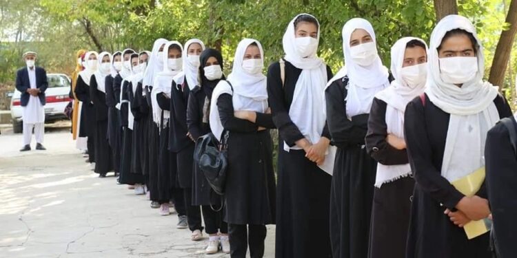 حامد کرزی: د نجونو د تعلیم حق ترلاسه کولو لپاره هڅه کوم