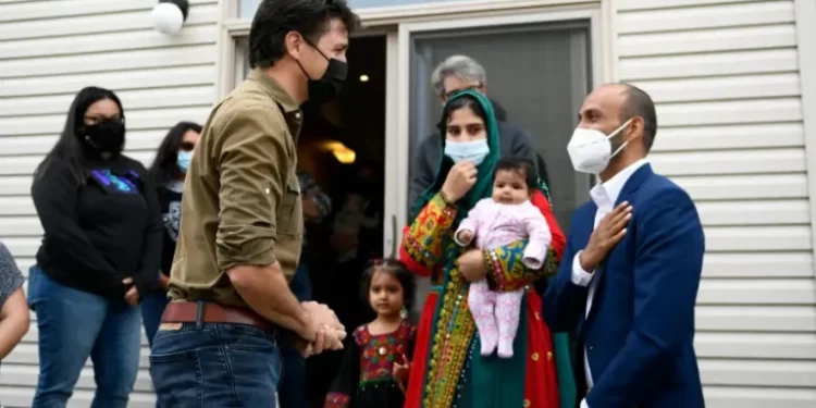 کاناډا ۳۴۵ نور افغانان هغه هېواد ته لېږدولي