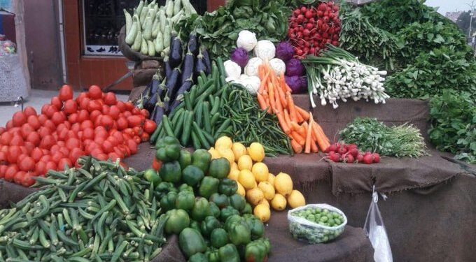 کابل ښاریان: د سبزۍ بیې تر تازه مېوې لوړې دي