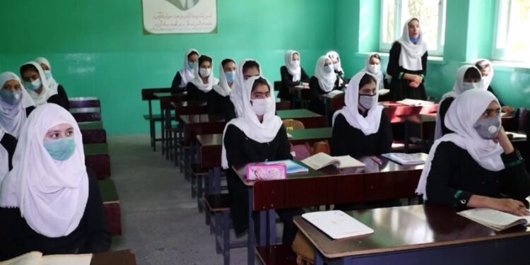 د نجونو پر زدهکړو د بندیز پرېکړه دې بېرته واخیستل شي