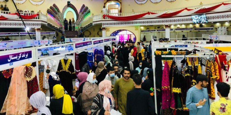 افغانستان کې د ښځو کاري فرصتونه ۲۵سلنه کم شوي