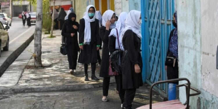 سوېډن کمېټې د نجونو پر مخ د ښوونځیو تړلي پاتې کېدل غندلي