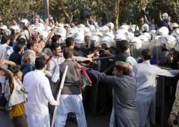 نن یو ځل بیا د پولیسو او عمران خان د پلویانو تر منځ نښته شوې ده
